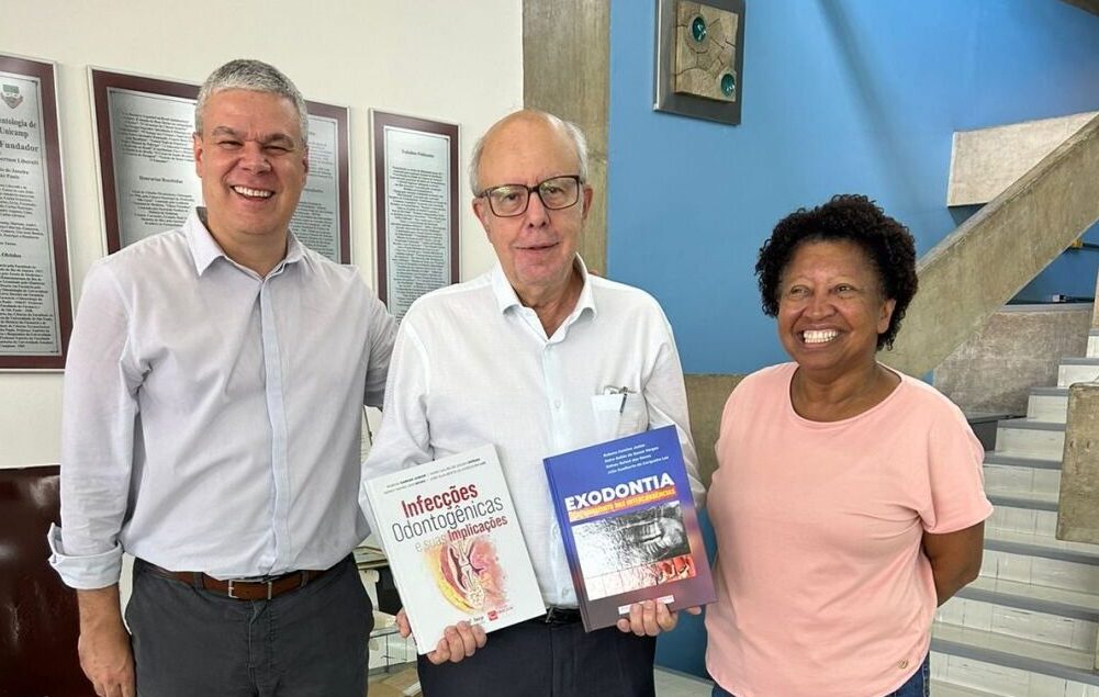 Prof. da USP doa livros sobre Exodontia e Infecções Odontogênicas a FOP