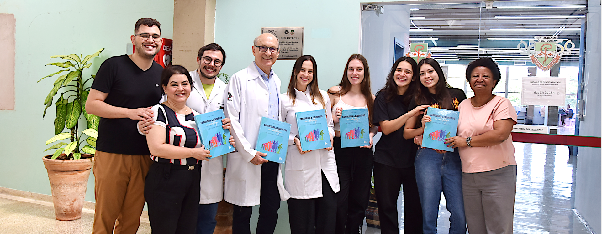 Prof. Jaime doa livro a biblioteca 2024