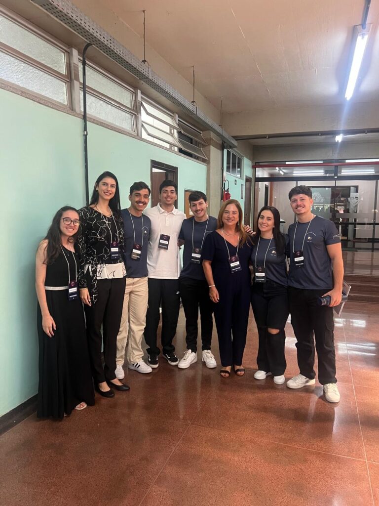 Sarah Ackel Muller, Juliana Delatore Bronzato e Profa Brenda Gomes com os ligantes da USP/SP.