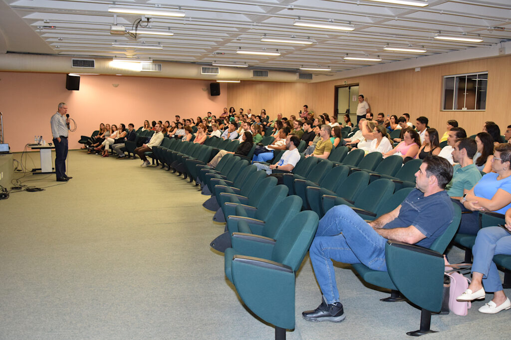 Professor Flavio Aguiar dando boas vindas