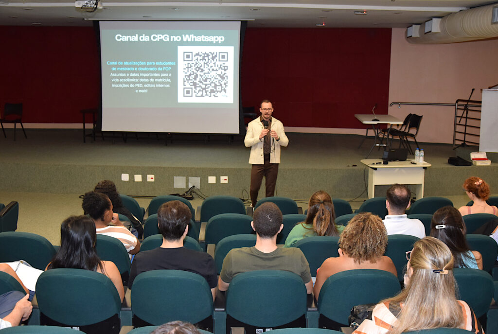 Professor Valentim dando boas vindas aos ingressantes