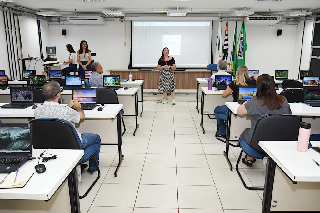 Instrutoras ministrando aula