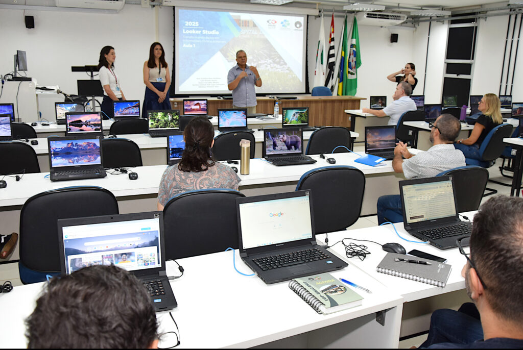 Instrutoras ministrando aula