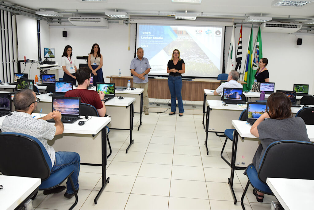 Edson Lins e a Profa. Karina deram abertura ao evento