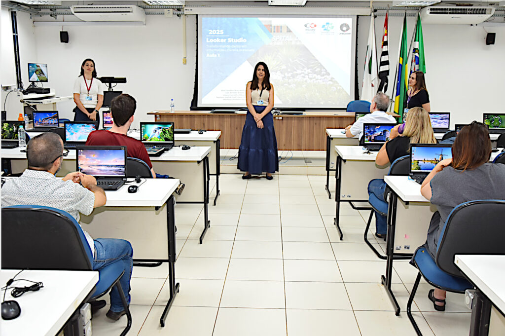 Instutora ministrando aula