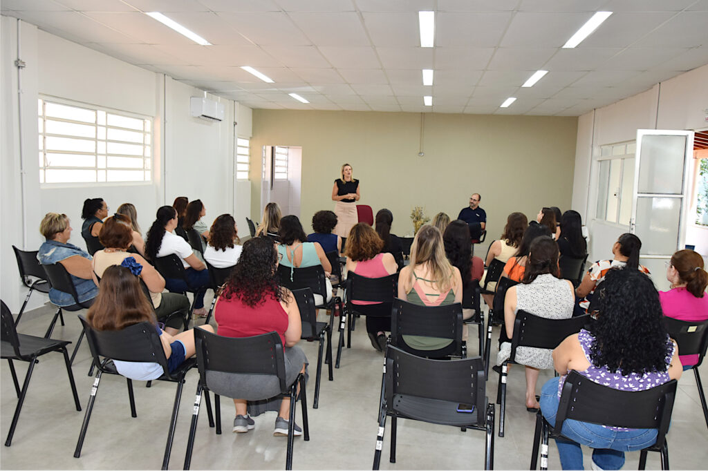Profa. Karina deu abertura ao evento
