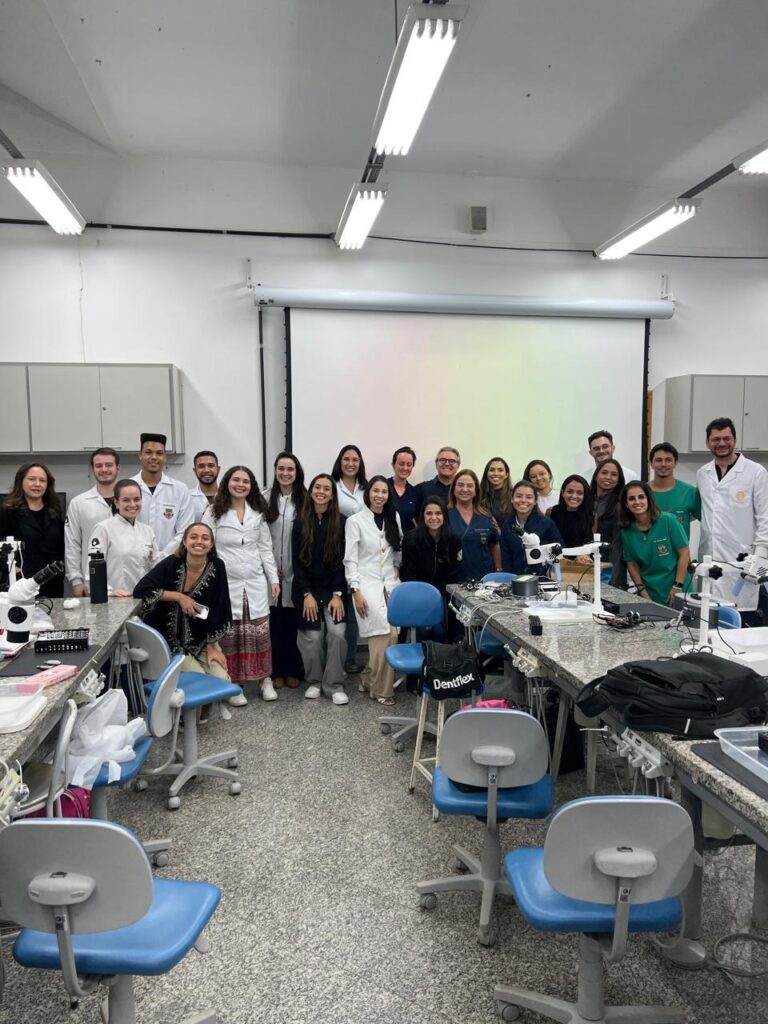Pré-Clinica II – Paulo Palma, Professoras da Endodontia, Alexandre Capelli e alunos do curso de Atualização em Endodontia