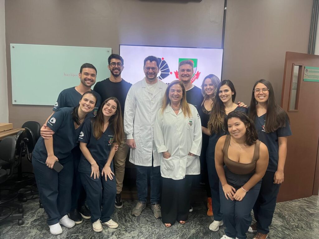 Sala de Endodontia – Alunos do curso de especialização: Lauanny Maganhoto, Luiz Fernando Miranda, Lucia Beatriz Artur, Leonardo Correa Bueno, Prof. Paulo Jorge Palma, Profa. Brenda Gomes, Artur Koch Collodetti Ana Beatriz Safady Lopes, Giulia Pupo, Milena Kawabata, Giordana Trigo