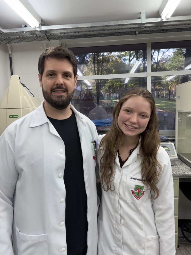 Prof. Ricomini e Luiza
